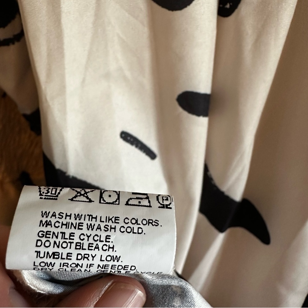 🌟3/$20🌟 Graphic black and cream Print Off Shoulder Layered Sleeve Dres - Picture 9 of 9